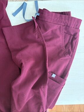 Figs Burgundy scrub set